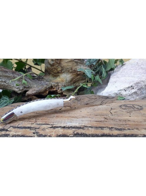 Fejesgörbe bicska gravírozott motívummal