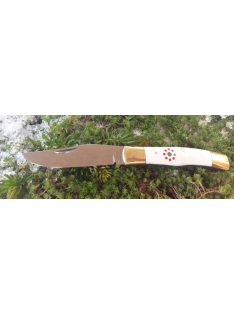 Nagy maskara fehér csont kokárda intarziával