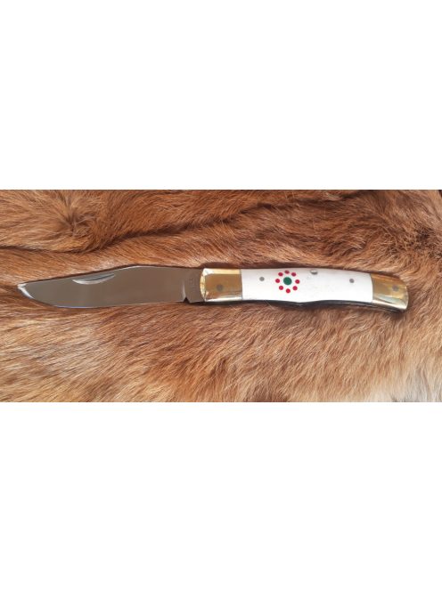 Nagy maskara fehér csont kokárda intarziával