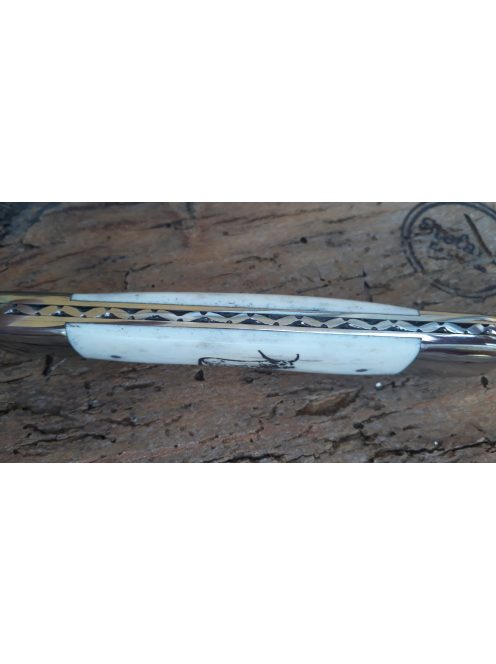 Arató-náder gravírozott motívummal